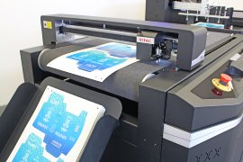 Intec ColorCut FB 9000 PRO – automatischer digitaler Stanz- und Flachbettschneider / Riller