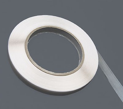 Doppelseitiges Klebeband mit Vliesträger, beidseitig stark klebend, 6/12 mm, überstehender Liner (Fingerlift), Länge 305 m, Dicke: 0,10 mm